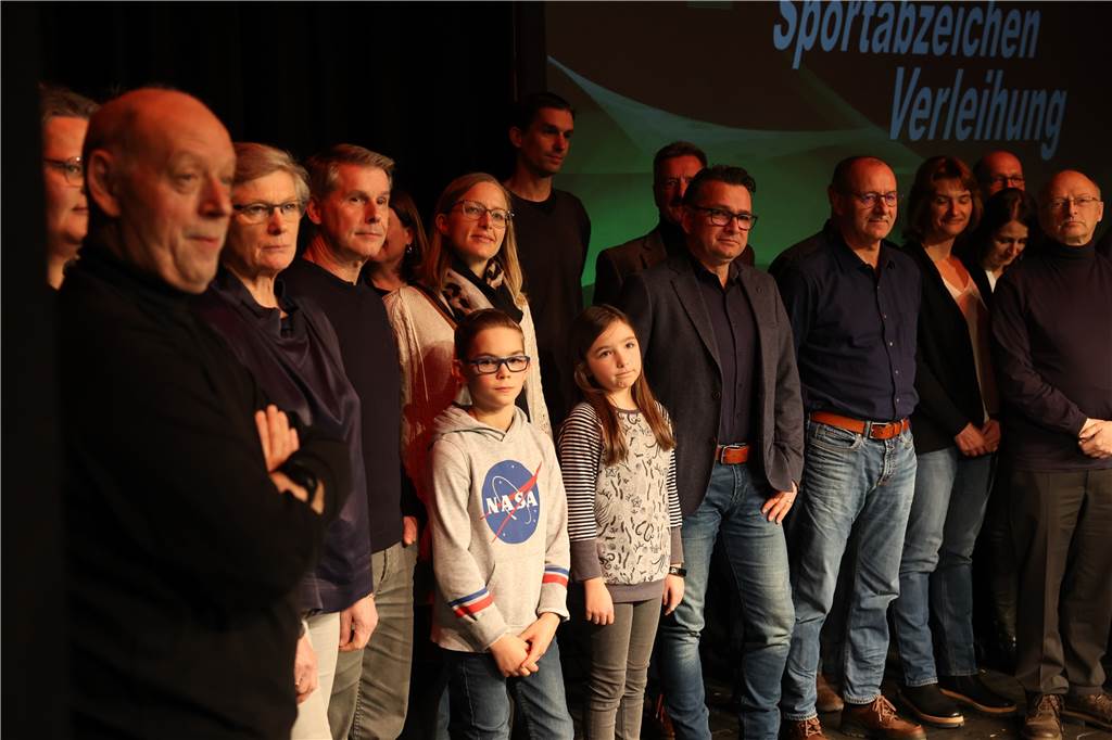 Viele Bilder von der Sportlergala in Werne: Strahlende Sieger, spannende Showacts, Tränen Die Sportlergala in Werne hatte einiges zu bieten – von glücklichen Gewinnern über überraschte Preisträger bis zu tollen Showacts. Wir waren mit der Kamera dabei.