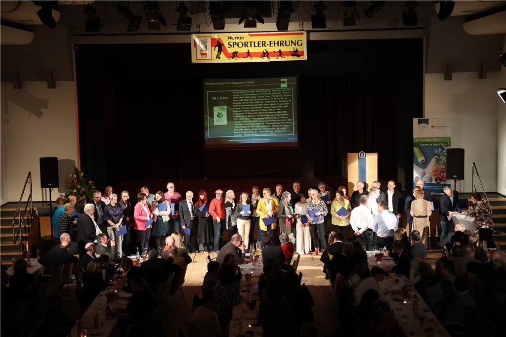 Viele Bilder von der Sportlergala in Werne: Strahlende Sieger, spannende Showacts, Tränen Die Sportlergala in Werne hatte einiges zu bieten – von glücklichen Gewinnern über überraschte Preisträger bis zu tollen Showacts. Wir waren mit der Kamera dabei.