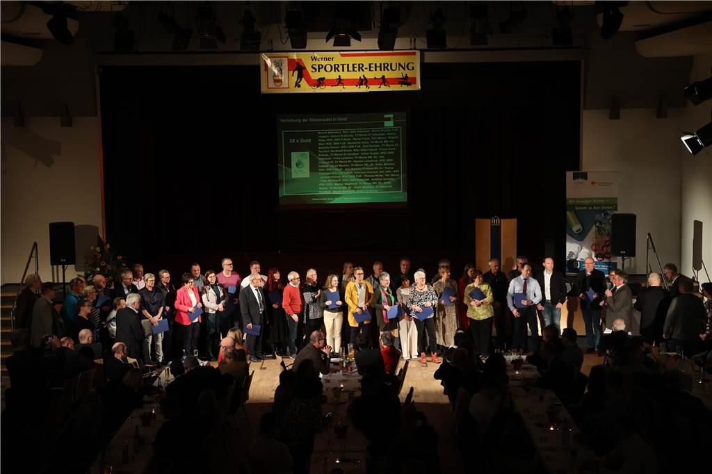 Viele Bilder von der Sportlergala in Werne: Strahlende Sieger, spannende Showacts, Tränen Die Sportlergala in Werne hatte einiges zu bieten – von glücklichen Gewinnern über überraschte Preisträger bis zu tollen Showacts. Wir waren mit der Kamera dabei.