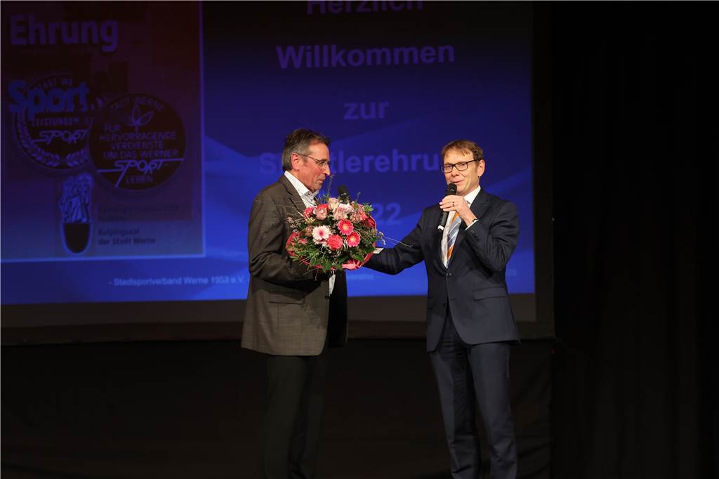 Viele Bilder von der Sportlergala in Werne: Strahlende Sieger, spannende Showacts, Tränen Die Sportlergala in Werne hatte einiges zu bieten – von glücklichen Gewinnern über überraschte Preisträger bis zu tollen Showacts. Wir waren mit der Kamera dabei.