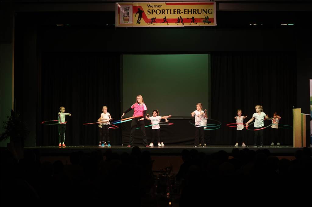Viele Bilder von der Sportlergala in Werne: Strahlende Sieger, spannende Showacts, Tränen Die Sportlergala in Werne hatte einiges zu bieten – von glücklichen Gewinnern über überraschte Preisträger bis zu tollen Showacts. Wir waren mit der Kamera dabei.