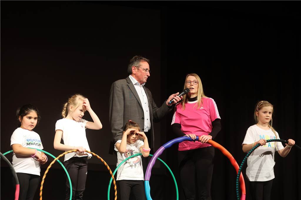 Viele Bilder von der Sportlergala in Werne: Strahlende Sieger, spannende Showacts, Tränen Die Sportlergala in Werne hatte einiges zu bieten – von glücklichen Gewinnern über überraschte Preisträger bis zu tollen Showacts. Wir waren mit der Kamera dabei.