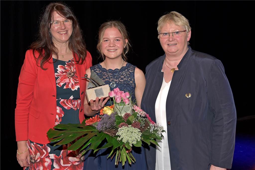 VfL-Volleys sind Mannschaft des Jahres und schmettern Siegesgesänge in der Stadthalle Die Sportlerin des Jahres, Sophie Kleinpas, mit Bürgermeisterin Karola Voß und Ingrid Volmer
