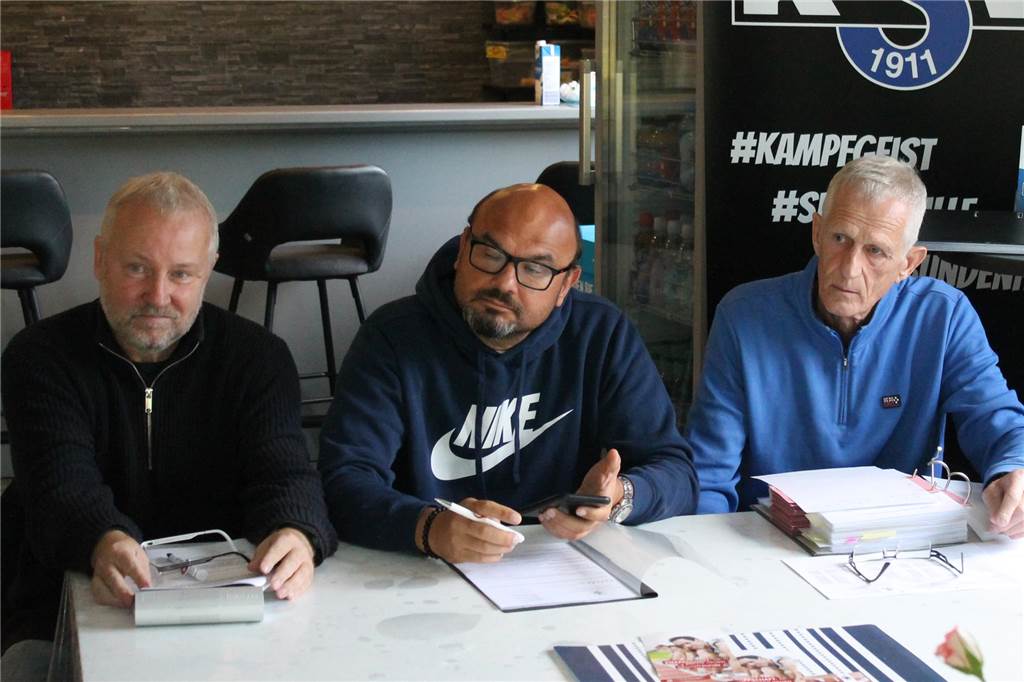 Sportgericht fällt Urteil zum „Romania-Trötenwurf“ in Königsborn: „Ich bin nicht stolz drauf“ Die Sportrichter Dietmar De Sacco, Veysel Cerci und Michael Zahorodnyj vernahmen die Zeugen im Vereinsheim des Königsborner SV.