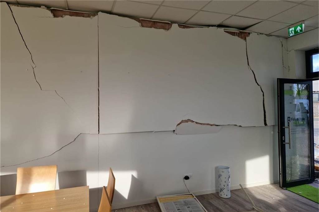 Sprengung verwüstet Fahrschule: Thorsten Häusler hatte kürzlich eröffnet Die Sprengung des Geldautomaten in Stadtlohn hat die angrenzenden Räume der Fahrschule Häusler stark beschädigt.