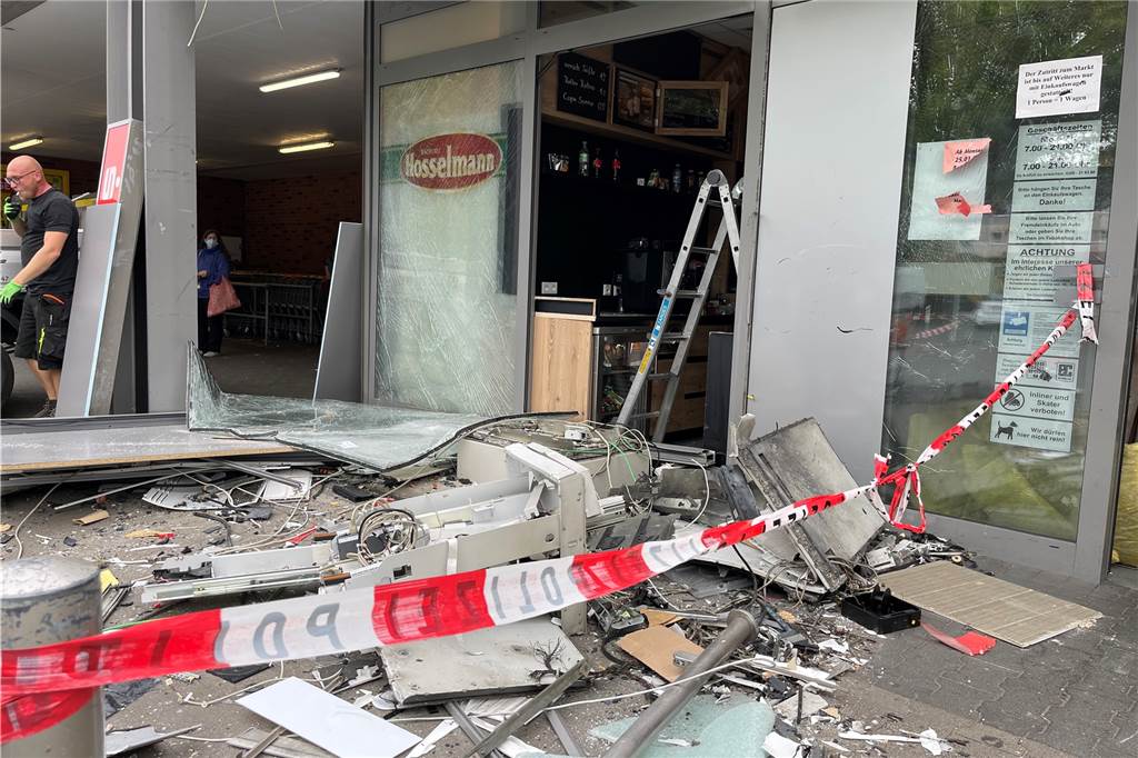Video: Geldautomat gesprengt – unter den Trümmern liegen noch Scheine Die Sprengung hat den Geldautomaten komplett zerstört.