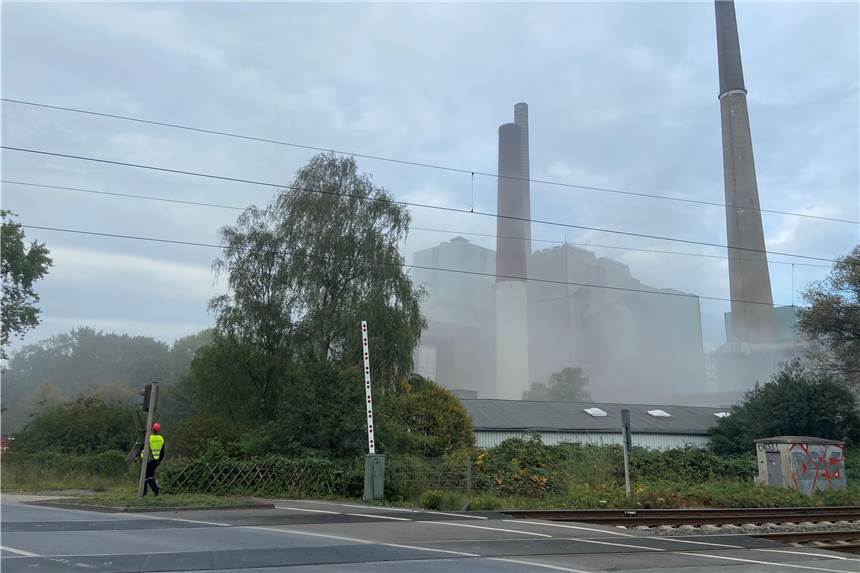 Knall und Staub: Erste Sprengung am ehemaligen Steag-Kraftwerk in Lünen Manche Radfahrer setzten sich sogar eine Maske beim vorbeifahren auf.