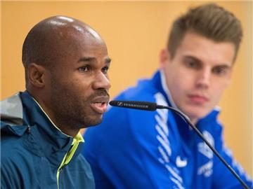 Die Sprinter Kim Collins (l) und Julian Reus nehmen in Berlin an der Pressekonferenz zum ISTAF Indoor teil. Foto: Lukas Schulze