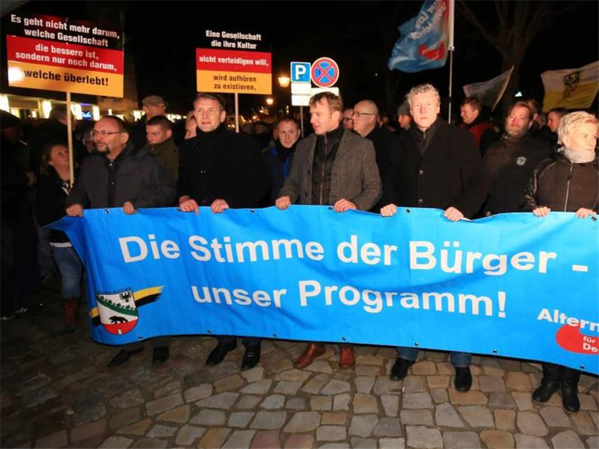 Nach Angriff auf Reporter bei AfD-Demo: DJV fordert mehr Schutz Die Sprüche der AfD-Demonstranten klingen kampfbereit: «Es geht nicht mehr darum, welche Gesllschaft die bessere ist, sondern welche überlebt.» Foto: Peter Gercke