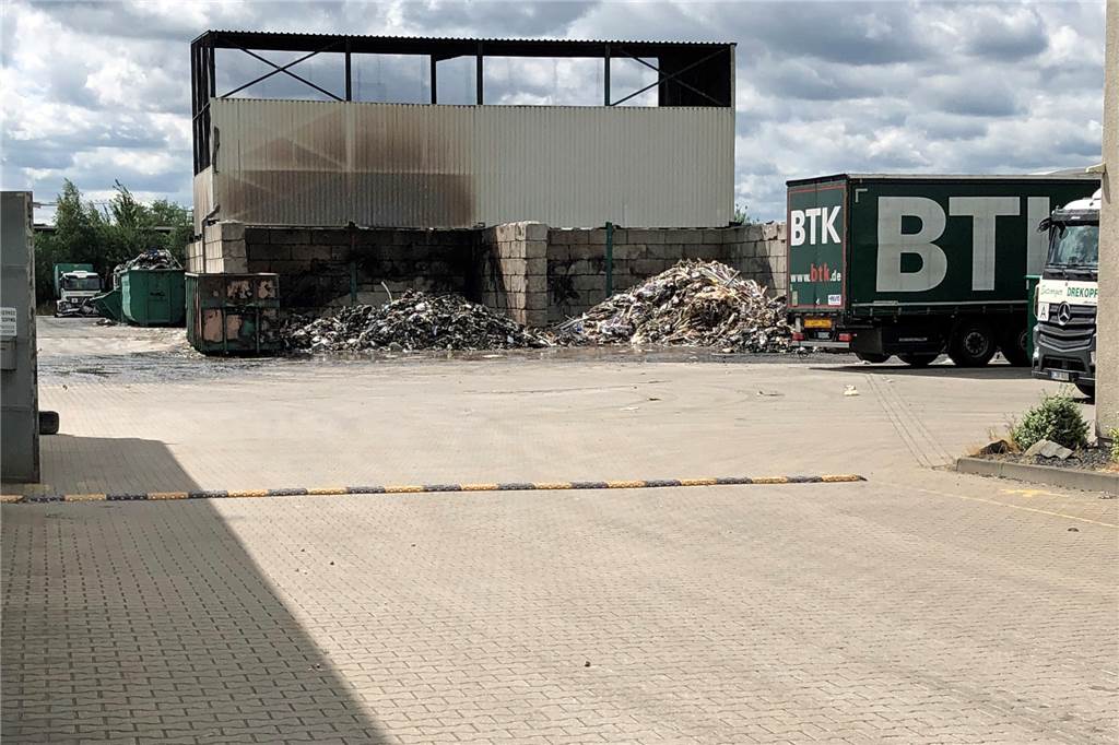 Großbrand am Hafen: Die Polizei hat erste Hinweise auf Brandursache Die Spuren des Brandes sind deutlich zu sehen – und zu riechen.