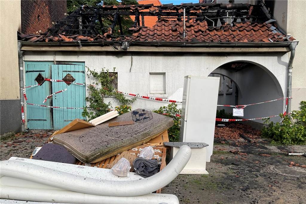 Polizei ermittelt nach Brand: 37 Menschen aus Wohnungen evakuiert Die Spuren des Feuers waren am Tag danach noch deutlich zu sehen.