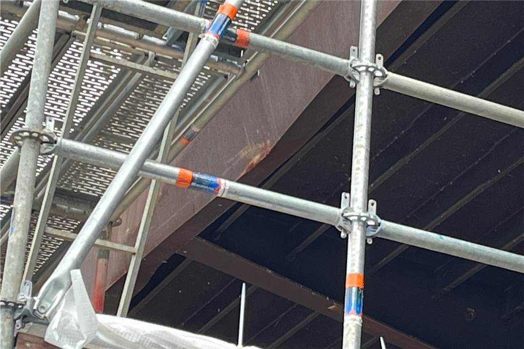 Gerüst hängt an B224-Brücke in Dorsten: Reparatur beginnt Die Spuren des Schiffsunfalls sind immer noch an dem Blech vor einem der Querträger zu sehen.
