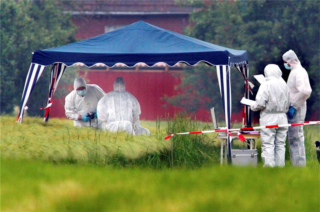 Selbstmord oder Unfall: Vor 20 Jahren stürzte Jürgen Möllemann in den Tod Flugplatz Marl-Loemühle: Die Spurensicherung hat nach dem tödlichen Ausgang des Fallschirmsprungs ihre Arbeit aufgenommen.