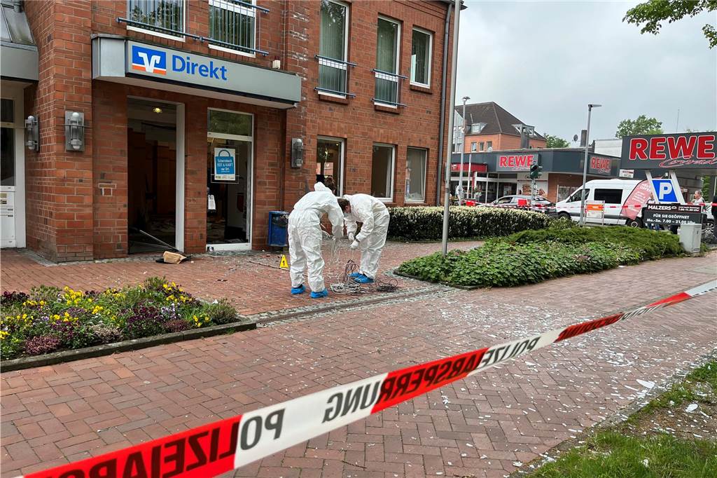 Automatensprengung: Ali Hiziroglu (50) „stand senkrecht im Bett“ Zwei Mitarbeiter der Spurensicherung arbeiten vor der Volksbank-Filiale an der Weseler Straße in Schermbeck.