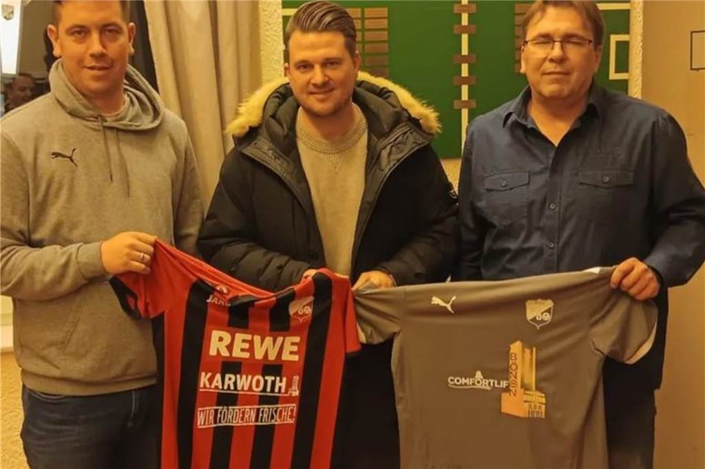 Ex-Kaiserauer werden Trainer bei der SpVg Bönen: Nachfolger für Cengiz Düner stehen fest Sven Kabutke und Daniel Sadrinna werden mit Triko von der SpVg Bönen präsentiert.