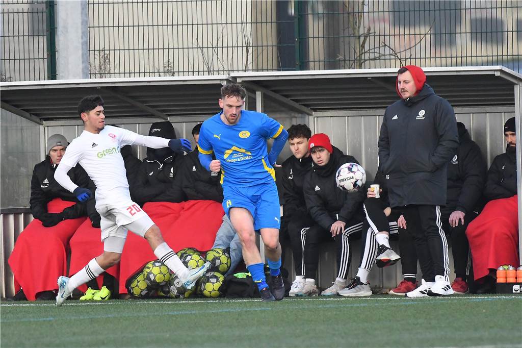 Castrop-Rauxeler Testspiel-Wochenende in Bildern erzählt: Drei Fotostrecken zum durchklicken Die Spvg Schwerin (blaue Trikots) zeigte eine starke Vorstellung gegen den SV Brackel. Im Duell mit dem Dortmunder Landesligisten setzten sich die Blau-Gelben mit 2:0 durch.
