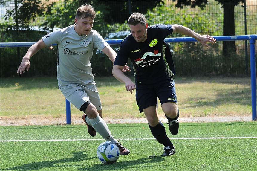 Gegen diese Teams testen die Castrop-Rauxeler Fußballmannschaften am Wochenende Die Spvg Schwerin mit Stefan Fels (r.) testete am vergangenen Wochenende gegen den VfB Habinghorst um Marius Steger.