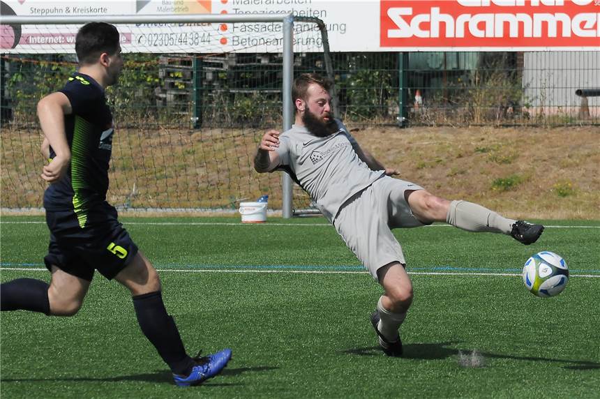 Spvg Schwerin eröffnet Testspielreigen mit Hitze-Doppelpack und zehn Toren Die Spvg Schwerin traf zunächst auf den VfB Habinghorst um 101-Tore-Mann Dennis Teuber (r.).