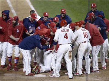 Die St. Louis Cardinals feiern den entscheidenden Run von Allen Craig. Foto: Tannen Maury