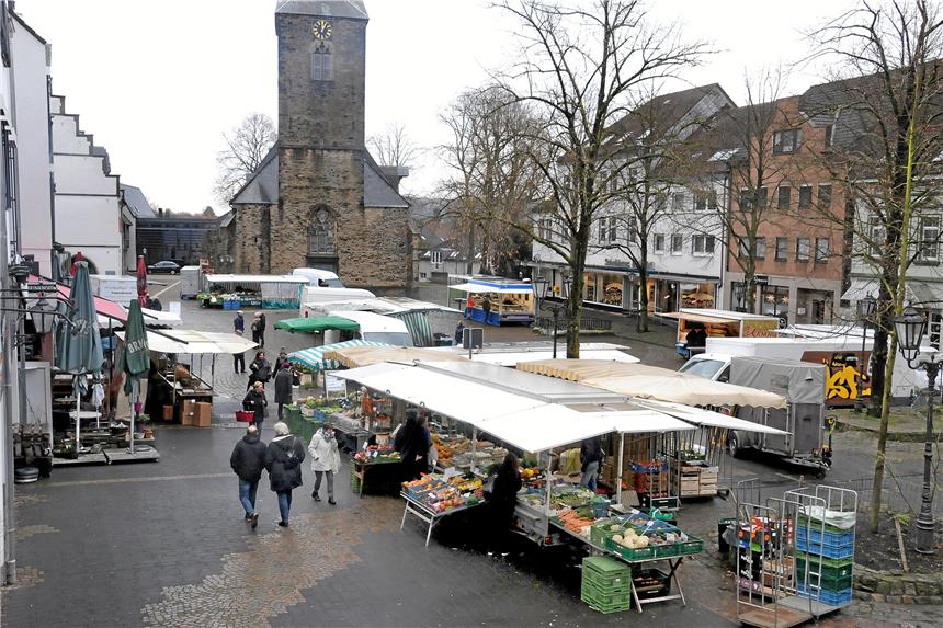 Die St.-Viktor-Kirche und das Alten Rathaus bilden die malerische Kulisse für den Schwerter Wochenmarkt. 