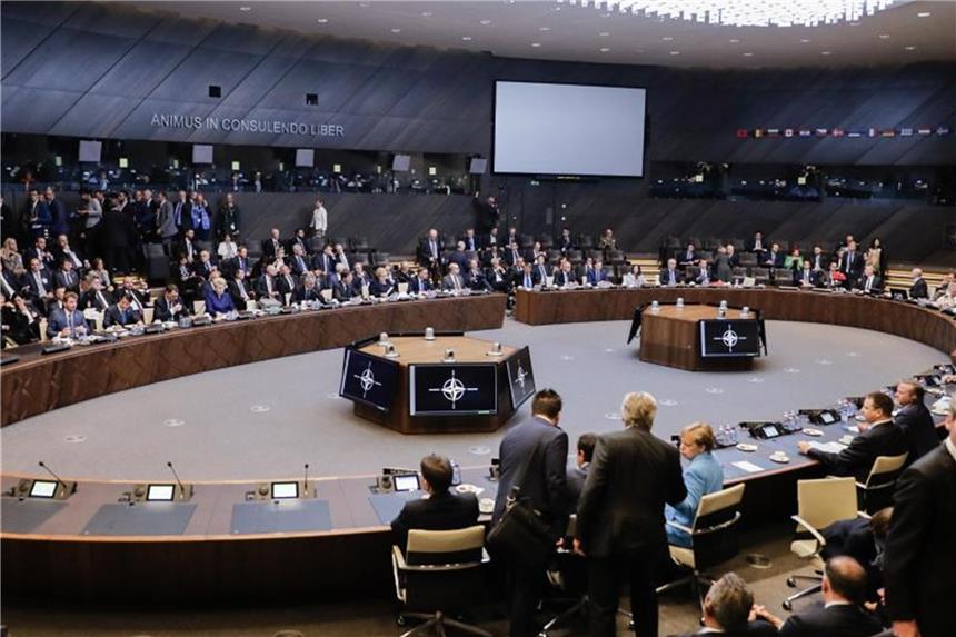 Der chaotische Nato-Gipfel: Fünf Dinge, die man wissen muss Die Staats- und Regierungschefs der Nato versammeln sich zur Arbeitssitzung des Nordatlantikrates in Brüssel. Foto: Markus Schreiber/AP