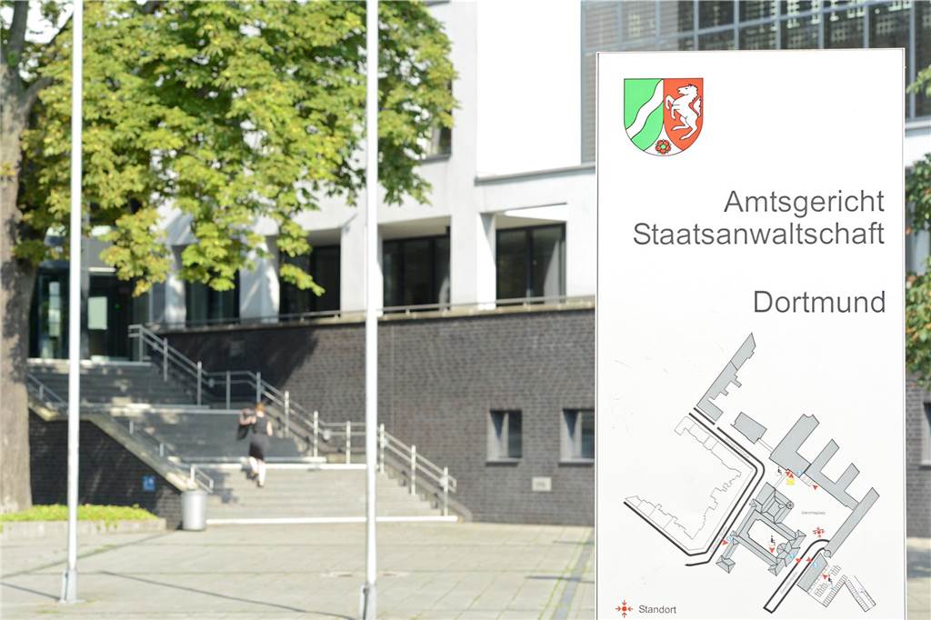 Ehefrau versucht, Mann zu vergiften: 72-jährige in Untersuchungshaft Der Eingang zum Amtsgericht und der Staatsanwaltschaft