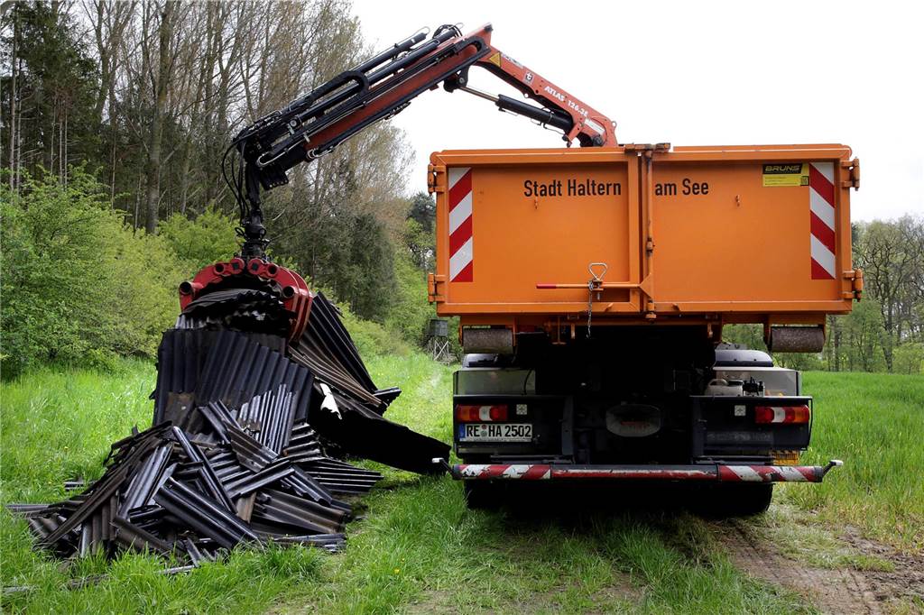 Jagdpächter findet illegal entsorgte Dachplatten im Wald Die Stadt begann am Dienstag mit der Entsorgung des Mülls.