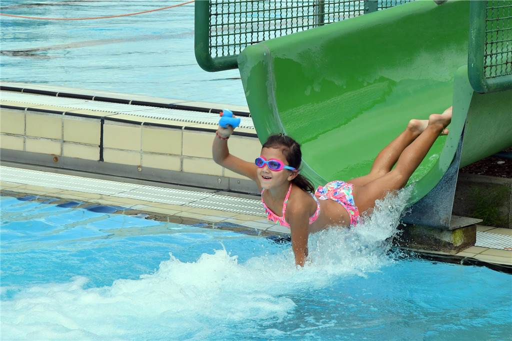 Kein Nachfolger für Café Seeblick: Freibad-Gastronom macht noch weiter Ein Mädchen rutscht im Freibad Cappenberger See von der Wasserrutsche ins Schwimmbecken.