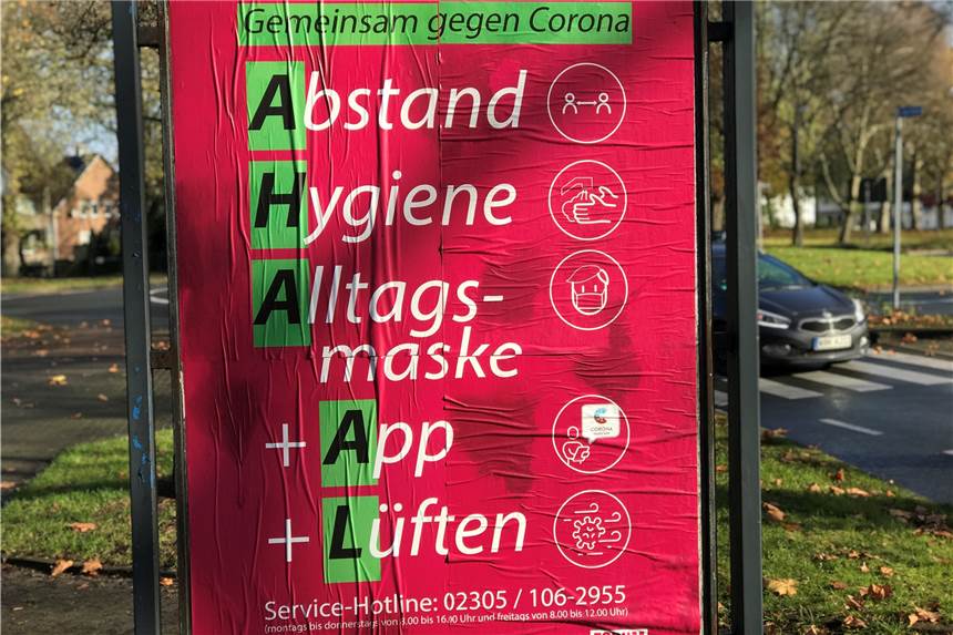 Mann (44) aus Herten stirbt nach Corona-Infektion – Inzidenzen steigen Die Stadt Castrop-Rauxel hat einige solcher Poster im Stadtgebiet geklebt, hier am Ickerner Kreisverkehr an der Stickstoffsäule.