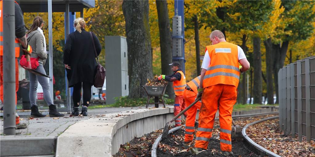 Wucherpreise bei Bauprojekten? Stadt Dortmund verklagt Firma Mehrere Männer arbeiten an Bahngleisen in Dortmund.