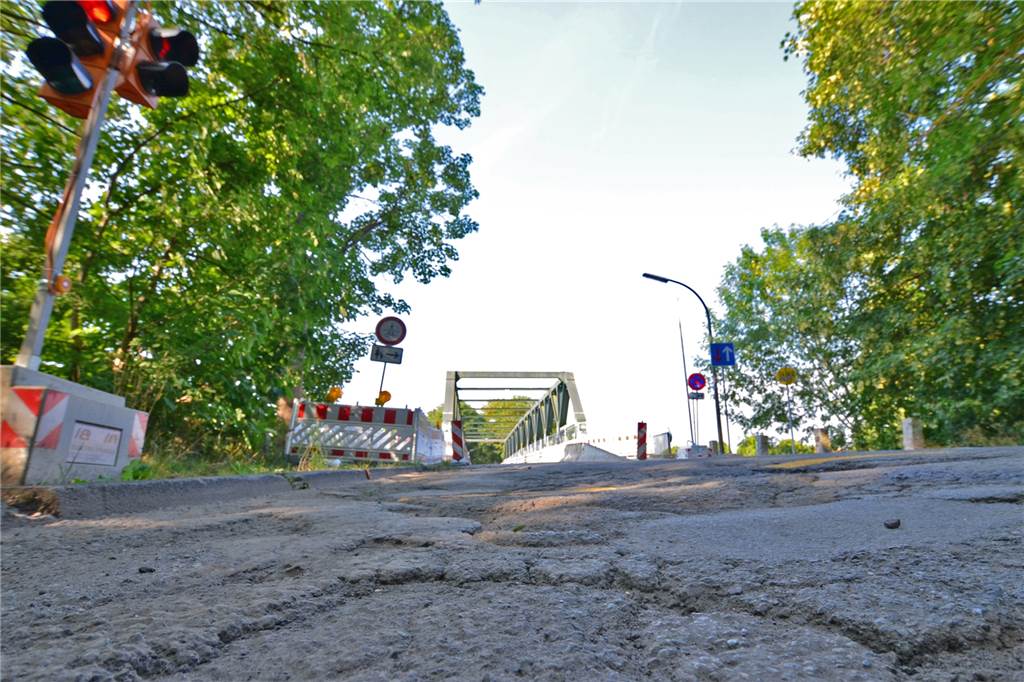 Schwieringhauser Brücke jetzt unter Denkmalschutz – Hafen-Chef Uwe Büscher ist außer sich Die Stadt Dortmund hat bislang dringend notwendige Sanierung der Altmengeder Straße vom Neubau der Brücke abhängig gemacht.
