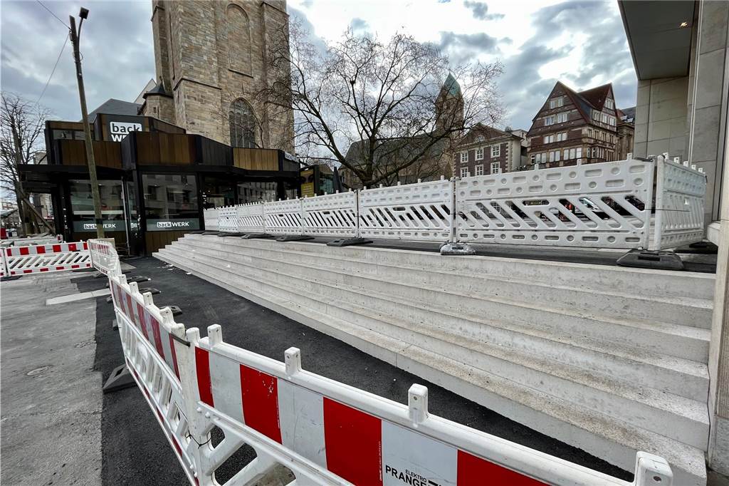 Horst Müller ärgert sich über neue Treppe in Dortmunds City: Stadt errichtet Absperrung Die Stadt Dortmund hat die Treppe am Mittwoch (29.3.) abgesperrt. Das Foto wurde am Donnerstag (30.3.) aufgenommen.