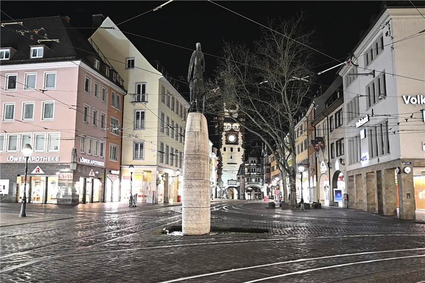 Kanzleramtschef: Vom Verhalten am Samstag hängen Ausgangssperren ab Die Stadt Freiburg hat wegen der Corona-Pandemie eine Ausgangssperre für größere Gruppen erlassen. Es könnten weitere Maßnahmen im gesamten Bundesgebiet folgen.