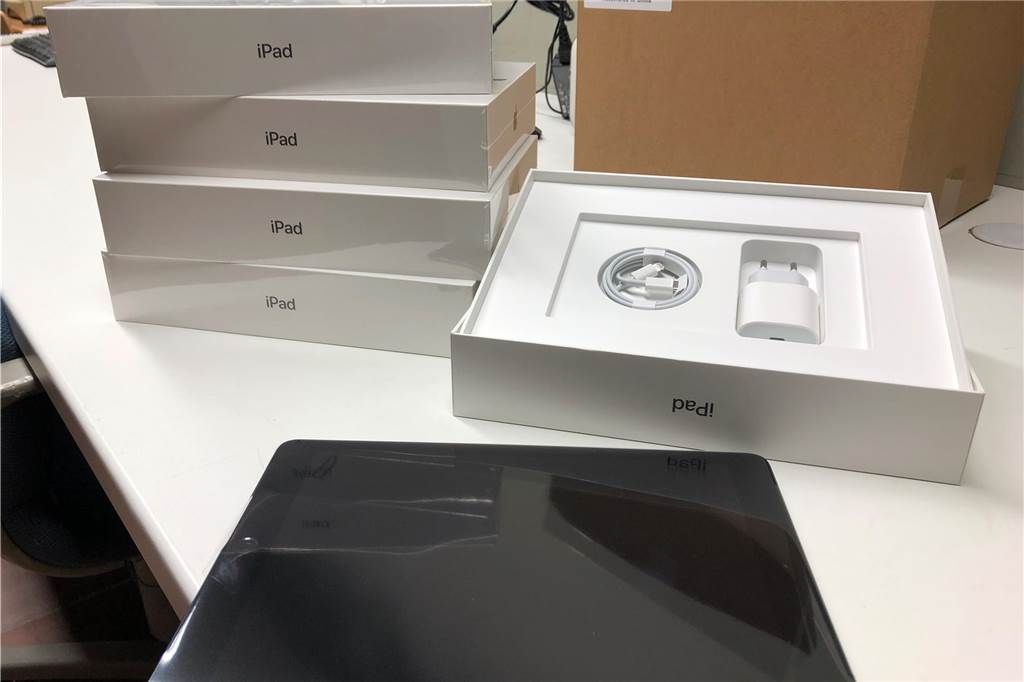 Die Stadt Haltern will die Kosten für neue Schüler-Tablets übernehmen Lieferboxen für iPads