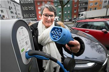Die Stadt hat das Verfahren gegen Christine Denstorf wegen unberechtigten Parkens auf einem Parkplatz für Autos mit E-Kennzeichen eingestellt.