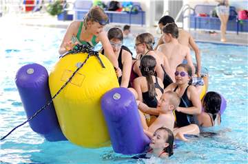 Die Stadt hat überlegt, die Wassertemperatur im Hallenbad zu senken oder die Ticketpreise zu erhöhen. Die Entscheidung kommt den Schwimmern entgegen.