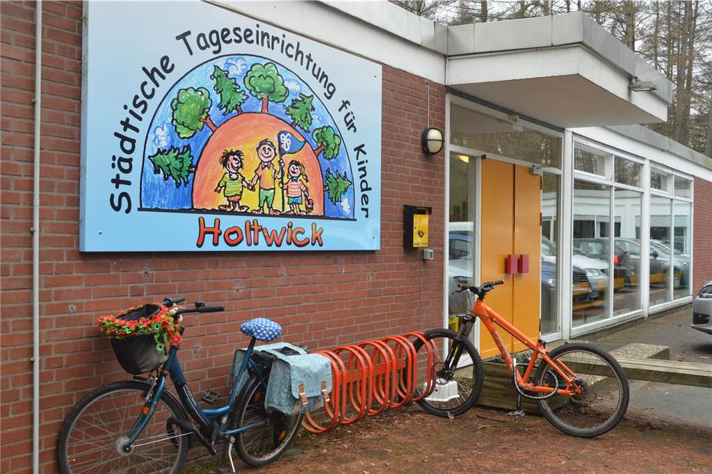 Die Stadt Haltern sucht Lösungen, weil 64 Kinder keinen Betreuungsplatz haben Die Stadt kann sich vorstellen, die Tageseinrichtung für Kinder in Holtwick vorübergehend um ein Modul zu erweitern. 20 bis 25 Jungen und Mädchen könnten dann zusätzlich betreut werden.