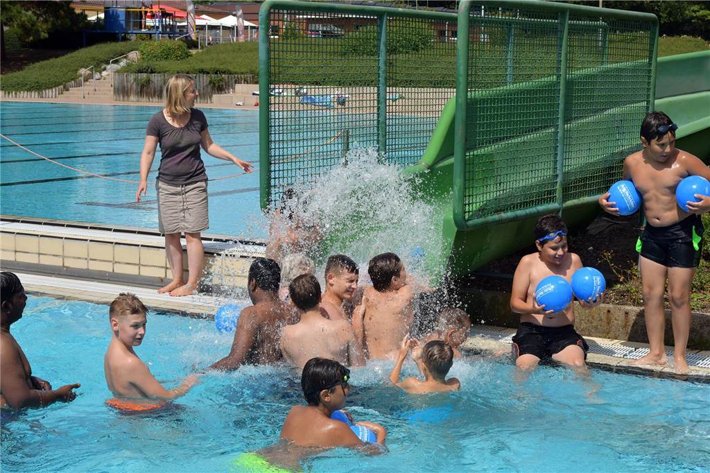 Freibad Cappenberger See soll für 6,7 Millionen Euro saniert werden Kinder im Freibad Cappenberger See an der Rutsche.