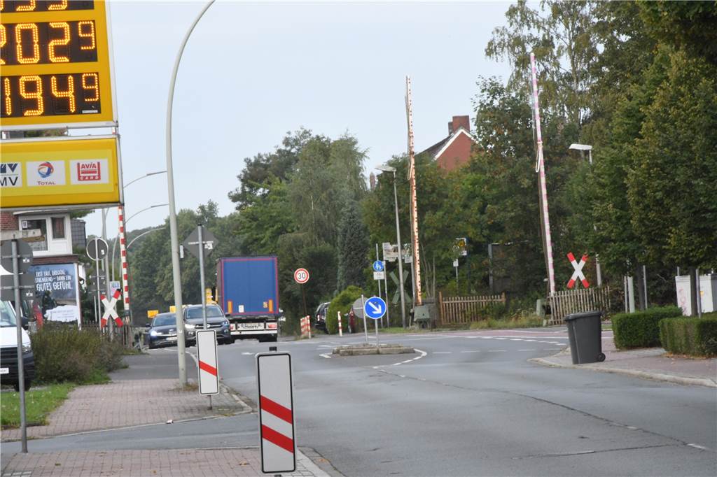 Schranke an Olfener Straße: Verkehrssituation am Bahnübergang ändert sich Die Olfener Straße von Selm kommend in Richtung Olfen.