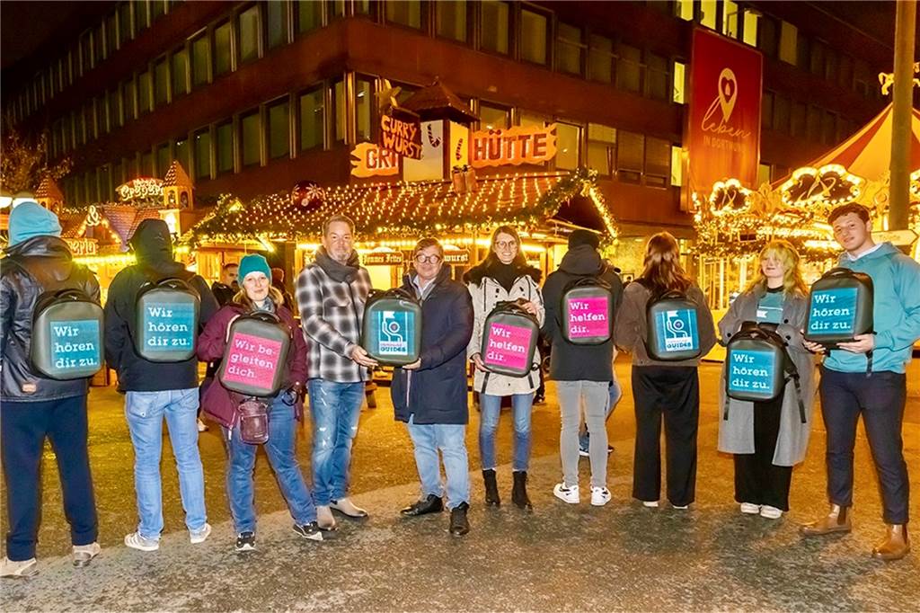 „Dortmund-Guides“ zeigen leuchtende Rucksäcke an der Kampstraße.