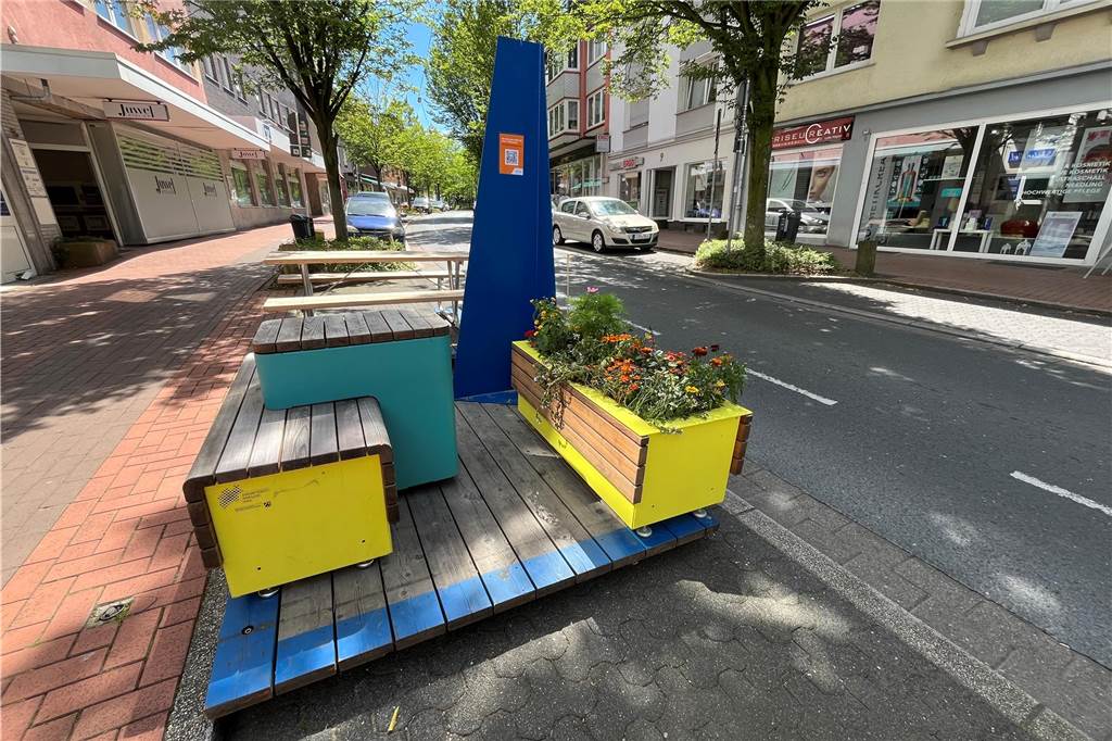 Neuer Sommer, neue Möbel, alter Streit Die „Stadt-Terrassen“ sind unterschiedliche, teils bepflanzte Module für eine temporäre Straßenmöblierung. Sie sind ein Leihangebot des Zukunftsnetz Mobilität NRW, in dem die Stadt seit 2017 Mitglied ist.