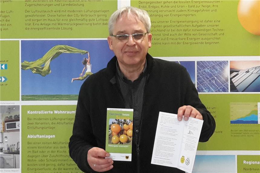 Wird Dortmund neue Tomaten-Hauptstadt? Die Stadt verteilt kostenlos Tomatensaat, um die Umwelt zu stärken. Joachim Müller zeigt das Faltblatt mit dem Saatgut.