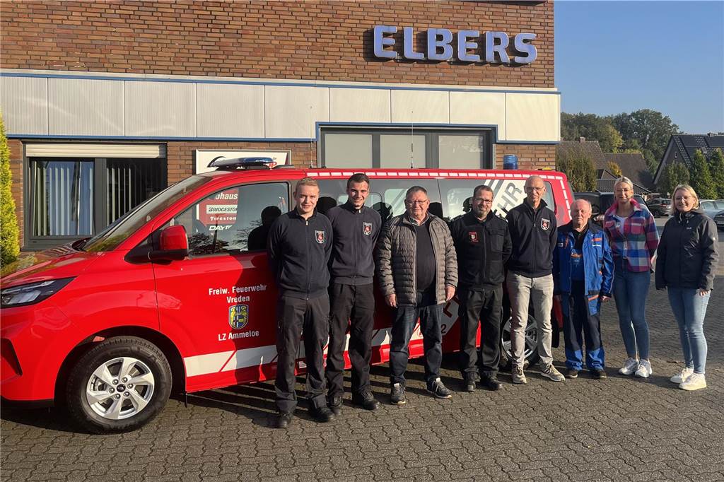 Feuerwehr rüstet auf: Neuer Mannschaftswagen für Löschzug Ammeloe Menschen vor einem Mannschaftswagen.