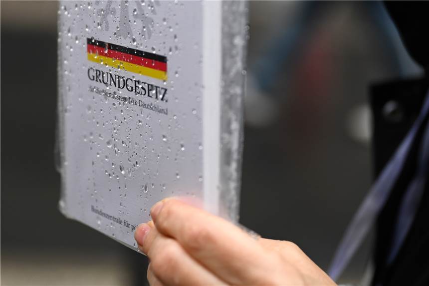Ein „Grundgesetz-Laden“ voller Respekt, Demokratie und Menschenwürde Die Stadt will im September das Grundgesetz mit einer Aktionswoche würdigen. (Symbolbild)
