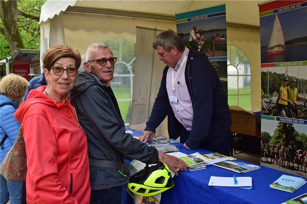 Fahrrad- und Outdoor-Tage: Fahrräder bekamen ordentliche Dusche ab Martina und Werner Ferling mit Leo Vortkamp am Stand der Stadtagentur