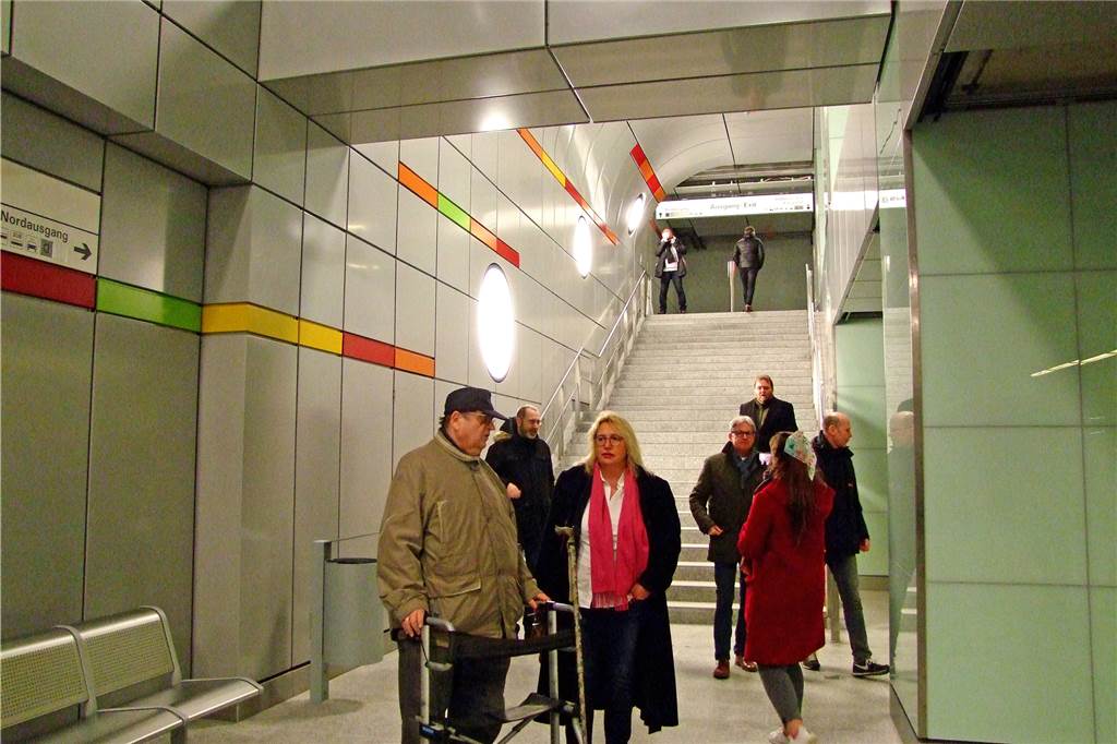 Neuer Gleis-Zugang im Hauptbahnhof eröffnet – Amtsleiterin blieb bei Probefahrt im Aufzug stecken Die Stadtbahnanlage Hauptbahnhof wird Stück für Stück erweitert.