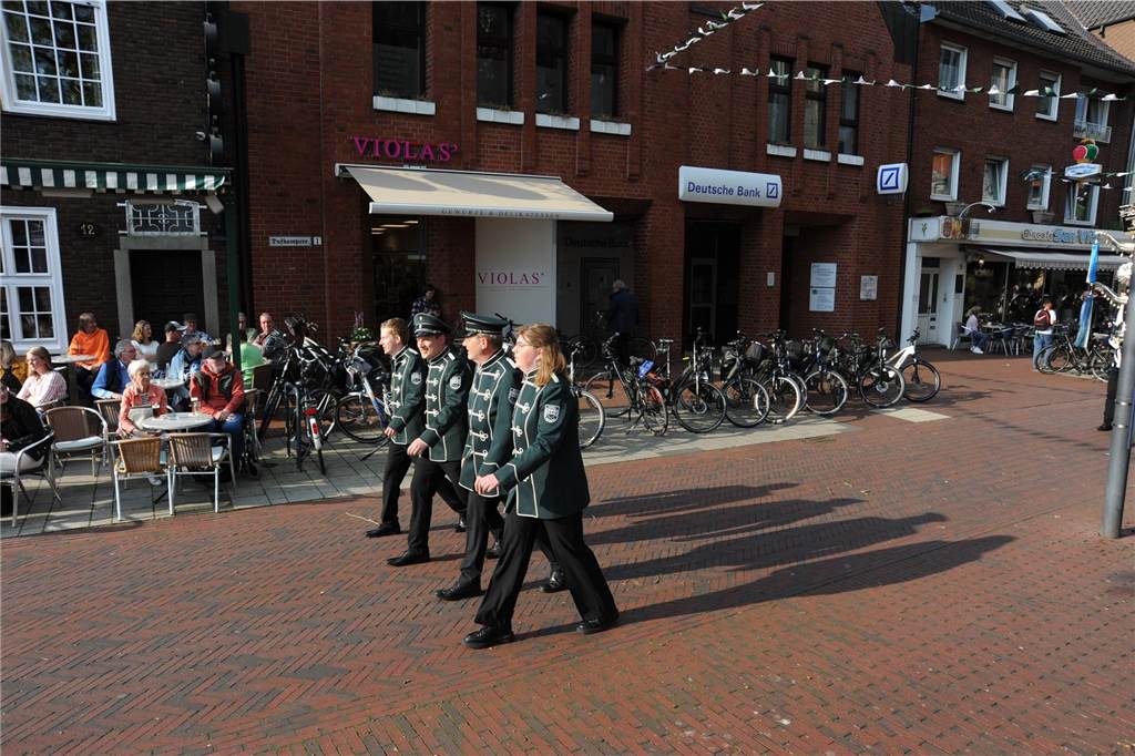 Die Stadtlohner Husarenkapelle feiert an diesem Wochenende ihr 125-jähriges Jubiläum. Am Freitag fand der Auftakt mit einem Festgottesdienst und einem Festumzug mit allem Stadtlohner Schützen- und Musikvereinen statt.