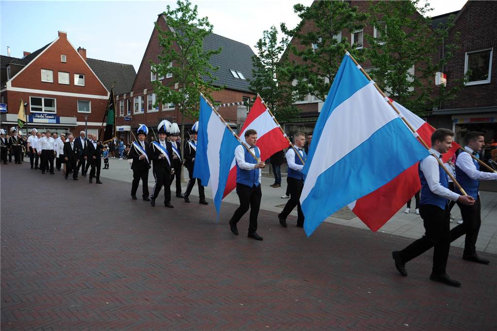 Die Stadtlohner Husarenkapelle feiert an diesem Wochenende ihr 125-jähriges Jubiläum. Am Freitag fand der Auftakt mit einem Festgottesdienst und einem Festumzug mit allem Stadtlohner Schützen- und Musikvereinen statt.