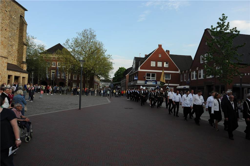 Die Stadtlohner Husarenkapelle feiert an diesem Wochenende ihr 125-jähriges Jubiläum. Am Freitag fand der Auftakt mit einem Festgottesdienst und einem Festumzug mit allem Stadtlohner Schützen- und Musikvereinen statt.