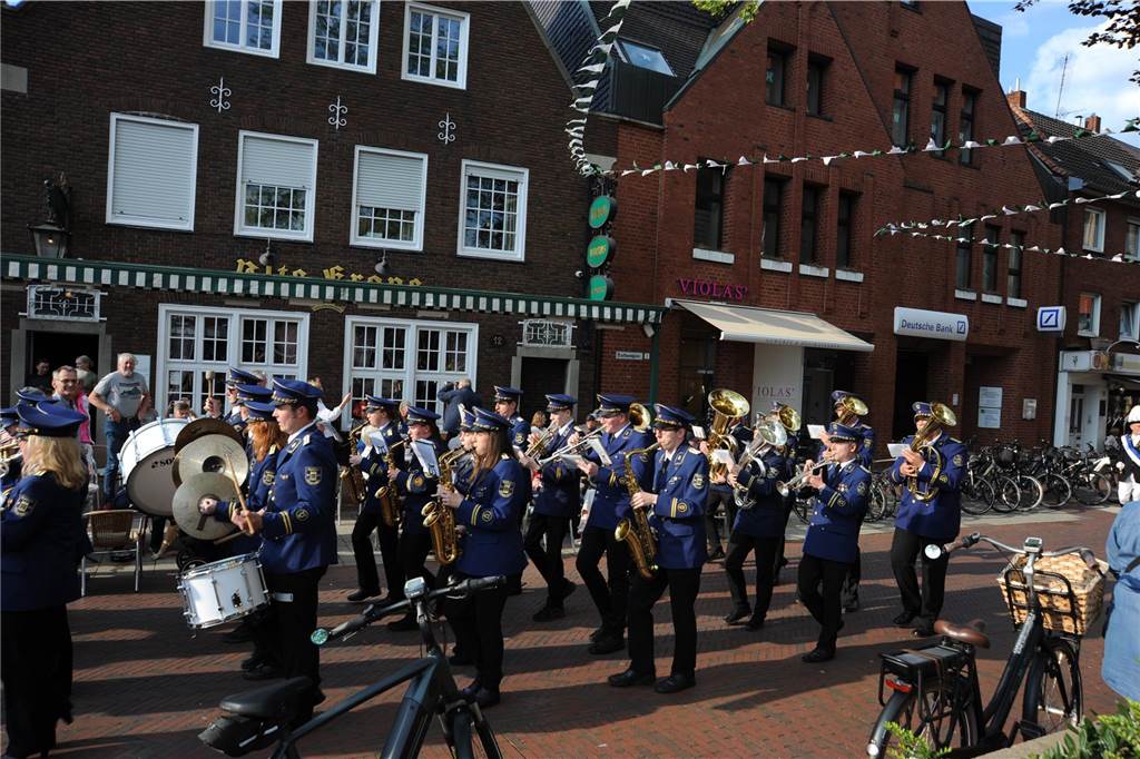 Die Stadtlohner Husarenkapelle feiert an diesem Wochenende ihr 125-jähriges Jubiläum. Am Freitag fand der Auftakt mit einem Festgottesdienst und einem Festumzug mit allem Stadtlohner Schützen- und Musikvereinen statt.